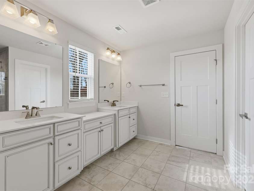 4711 Green Mountain Drive, Charlotte, NC 28215.  MLS# CAR4327501, YatesRealty ID 4039. 