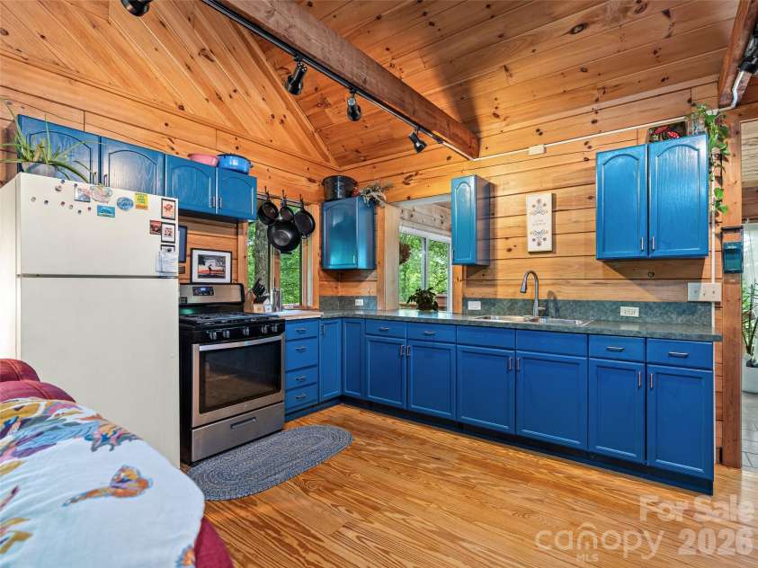 520 Patricia Road, Black Mountain, NC 28711.  MLS# CAR4389417, YatesRealty ID 40391. Open Kitchen