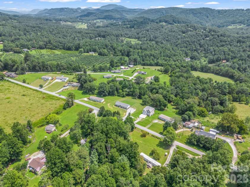 213 Big Oak Road, Hendersonville, NC 28792.  MLS# CAR4379139, YatesRealty ID 40398. 