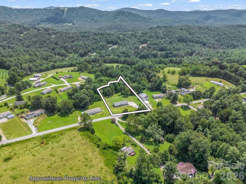 213 Big Oak Road, Hendersonville, NC 28792.  MLS# CAR4379139, YatesRealty ID 40398. 