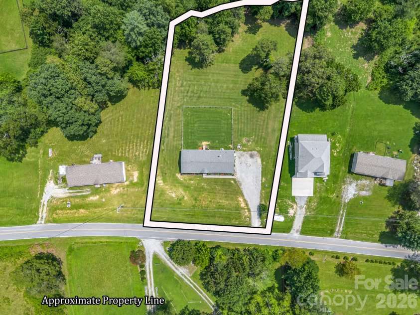 213 Big Oak Road, Hendersonville, NC 28792.  MLS# CAR4379139, YatesRealty ID 40398. 