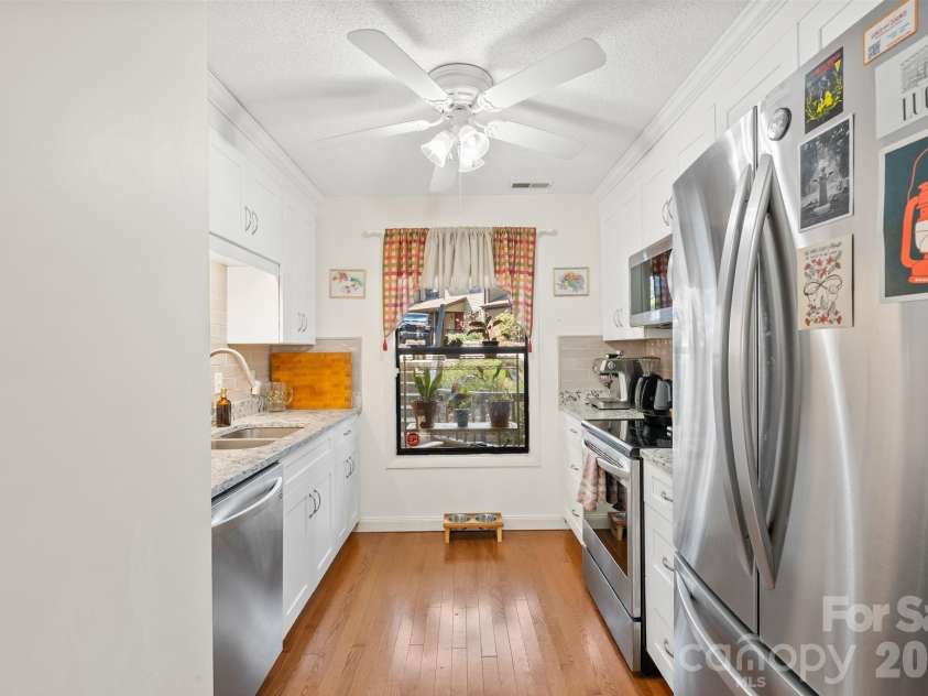 16 Spears Avenue, Asheville, NC 28801.  MLS# CAR4344321, YatesRealty ID 4040. Adorable Remodeled Kitchen