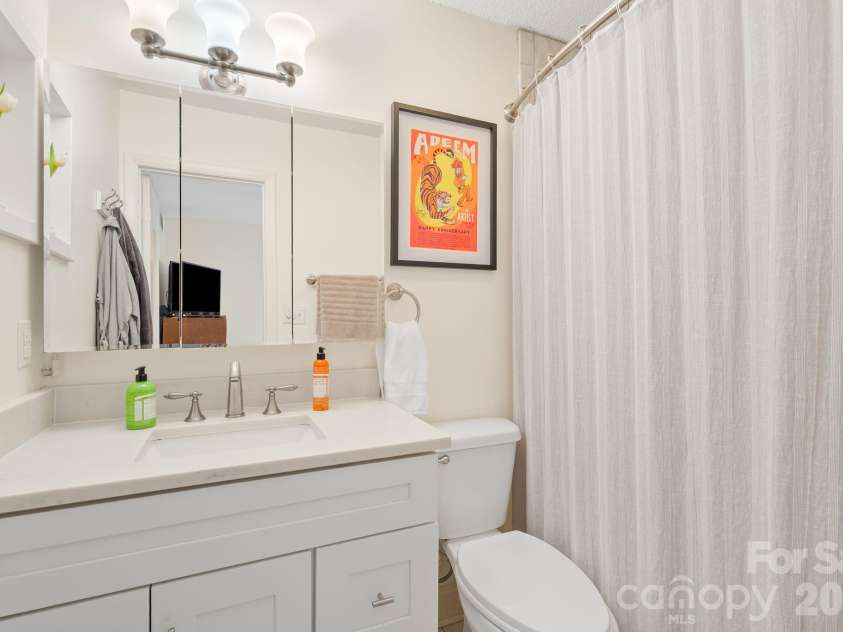 16 Spears Avenue, Asheville, NC 28801.  MLS# CAR4344321, YatesRealty ID 4040. Another Nice Bathroom!