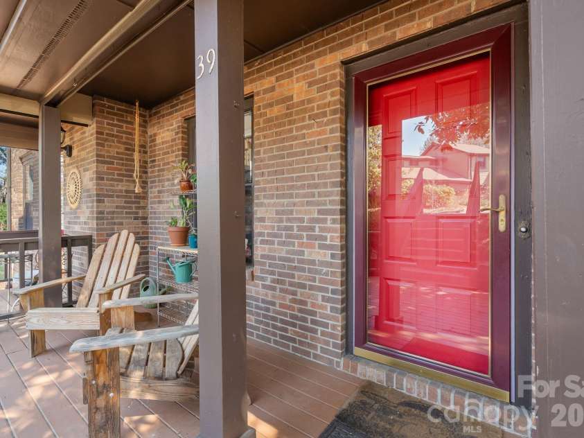 16 Spears Avenue, Asheville, NC 28801.  MLS# CAR4344321, YatesRealty ID 4040. Cute and Convenient