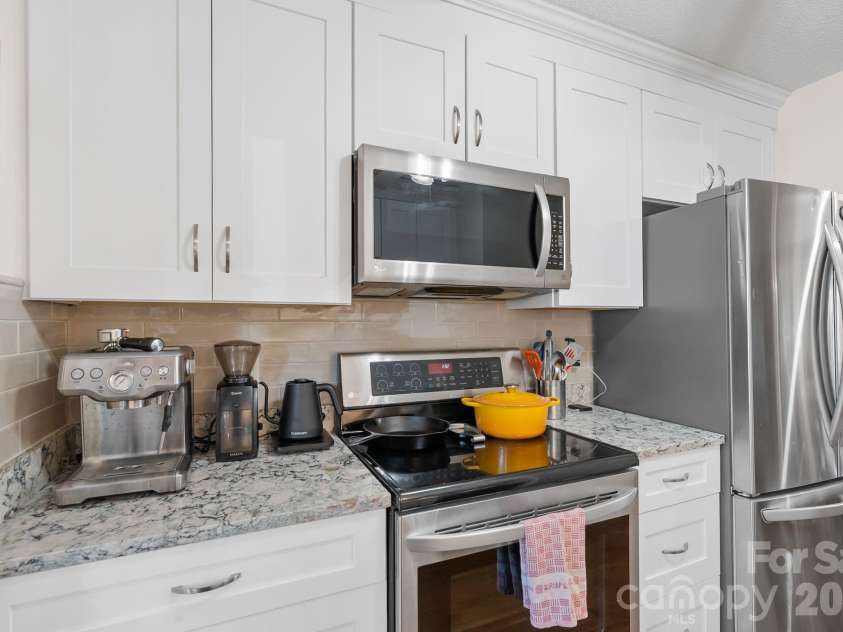 16 Spears Avenue, Asheville, NC 28801.  MLS# CAR4344321, YatesRealty ID 4040. Granite Countertops