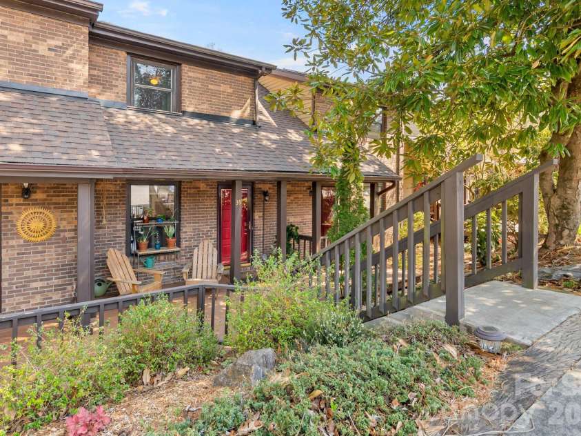 16 Spears Avenue, Asheville, NC 28801.  MLS# CAR4344321, YatesRealty ID 4040. Lovely Oak Terrace Town Home