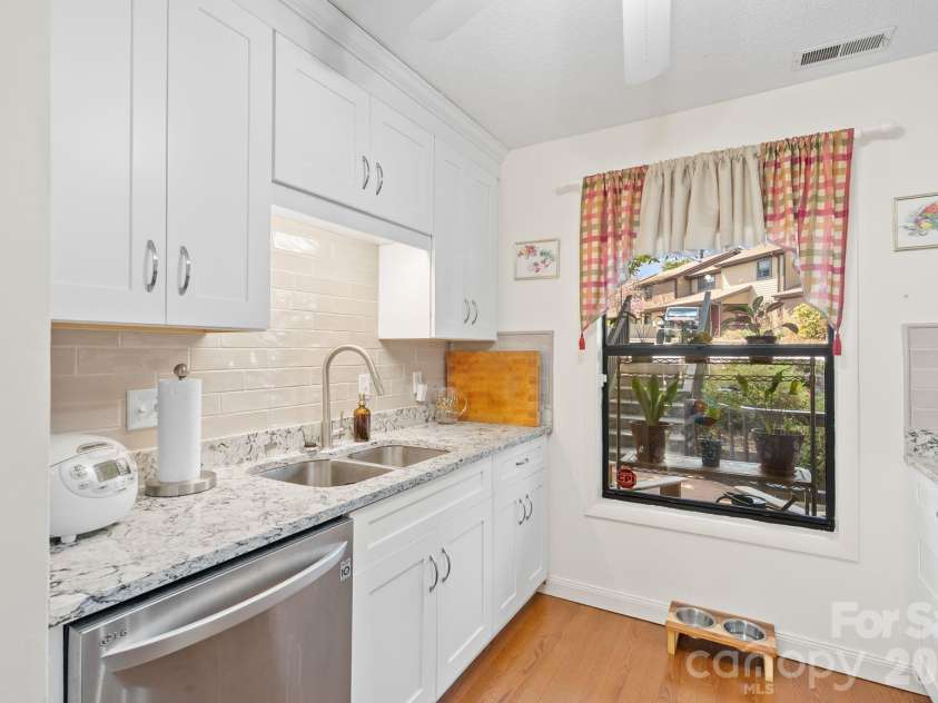 16 Spears Avenue, Asheville, NC 28801.  MLS# CAR4344321, YatesRealty ID 4040. Lovely Tile Backsplash