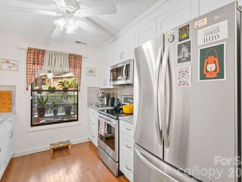 16 Spears Avenue, Asheville, NC 28801.  MLS# CAR4344321, YatesRealty ID 4040. Nice Stainless Steel Appliances
