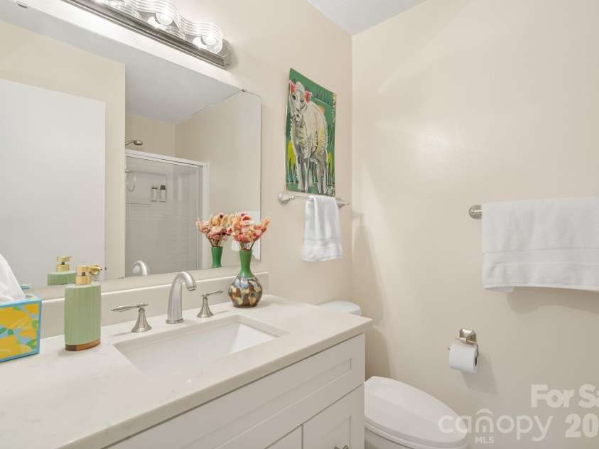 16 Spears Avenue, Asheville, NC 28801.  MLS# CAR4344321, YatesRealty ID 4040. Nice Vanity w/ Large Mirror