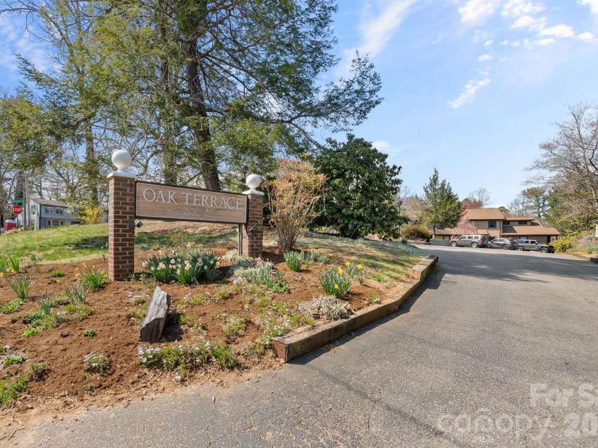 16 Spears Avenue, Asheville, NC 28801.  MLS# CAR4344321, YatesRealty ID 4040. Sought-After Community