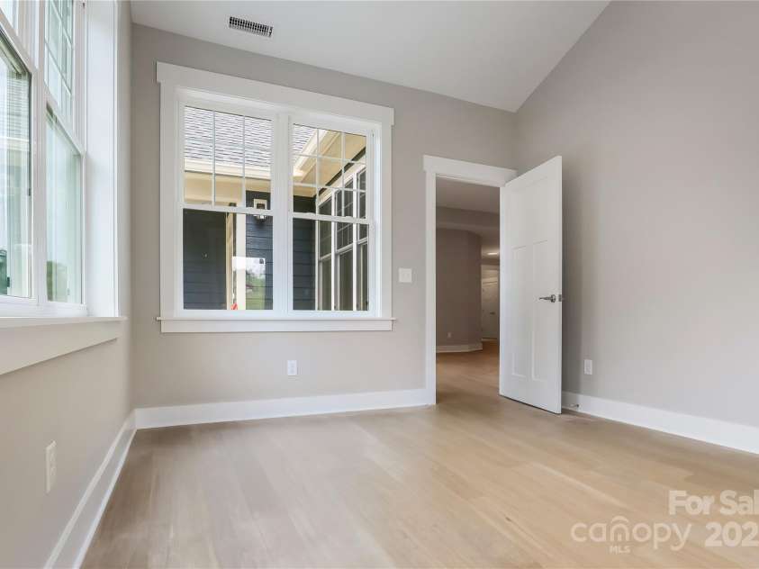 48 Creekside View Drive, Asheville, NC 28804.  MLS# CAR4046496, YatesRealty ID 4040. Sunroom