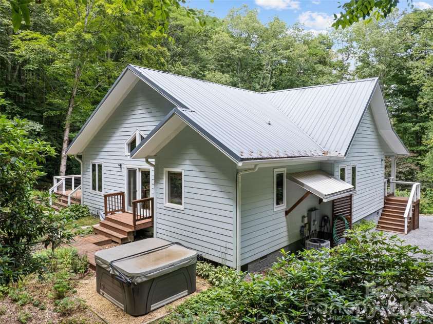 283 The High Road, Waynesville, NC 28786.  MLS# CAR4408195, YatesRealty ID 40400. 