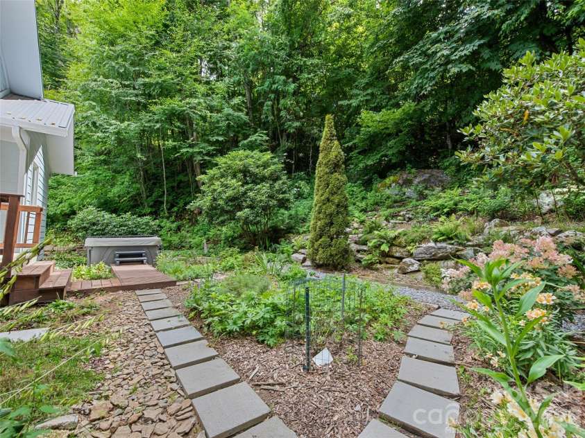 283 The High Road, Waynesville, NC 28786.  MLS# CAR4408195, YatesRealty ID 40400. 