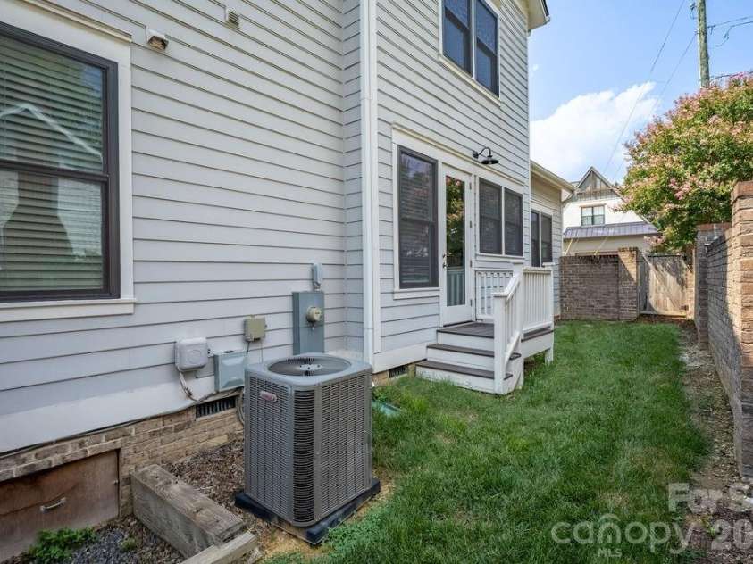 2728 Kilgo Way, Charlotte, NC 28205.  MLS# CAR4407297, YatesRealty ID 40402. 