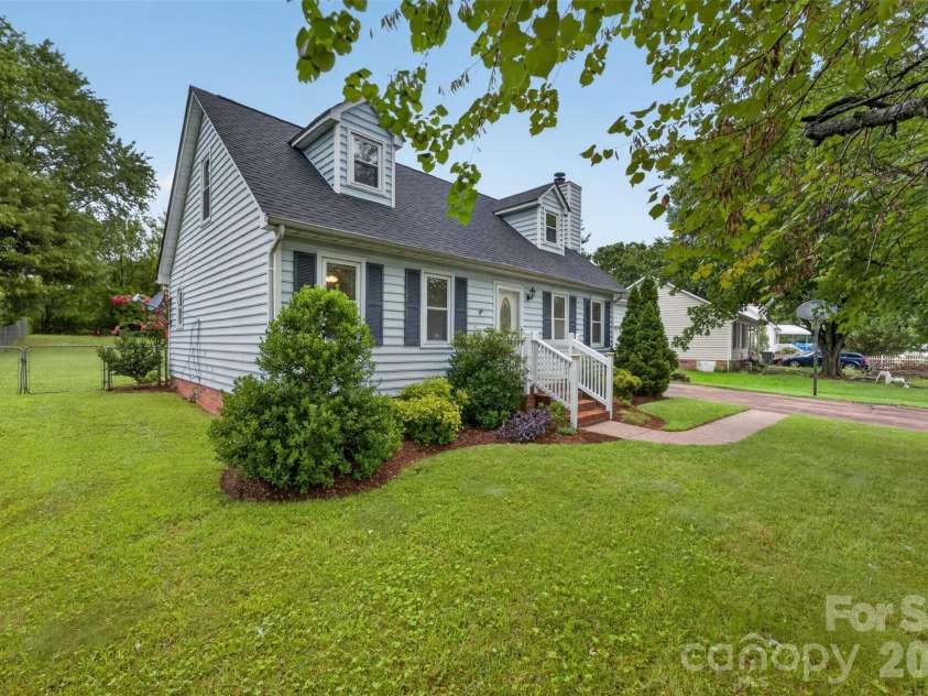 3550 Farm Lake Drive, Concord, NC 28027.  MLS# CAR4408143, YatesRealty ID 40405. 