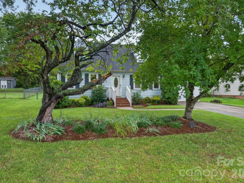 3550 Farm Lake Drive, Concord, NC 28027.  MLS# CAR4408143, YatesRealty ID 40405. 
