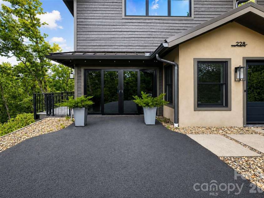 228 Allen Mountain Drive, Black Mountain, NC 28711.  MLS# CAR4407817, YatesRealty ID 40406. 