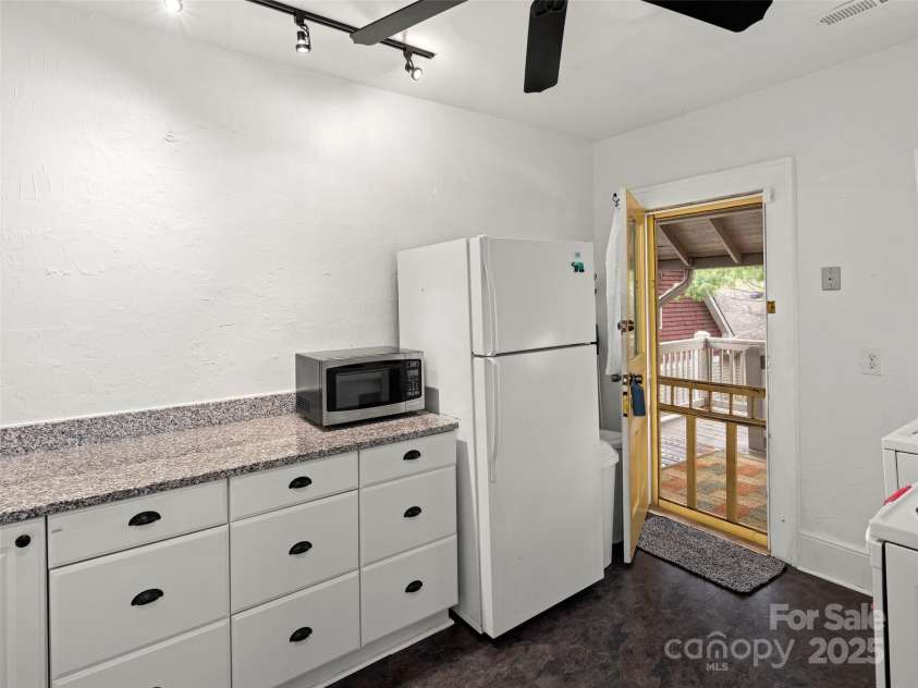 21 Bearden Avenue, Asheville, NC 28801.  MLS# CAR4242954, YatesRealty ID 4041. 