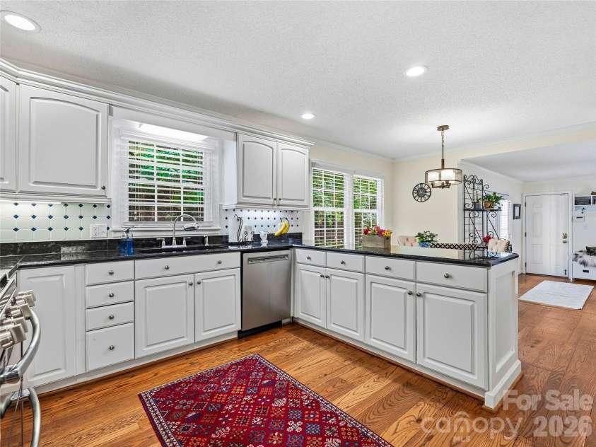 72 Brookwood Road, Asheville, NC 28804.  MLS# CAR4345217, YatesRealty ID 40411. 