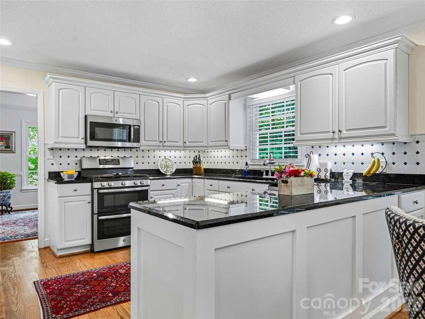 72 Brookwood Road, Asheville, NC 28804.  MLS# CAR4345217, YatesRealty ID 40411. 