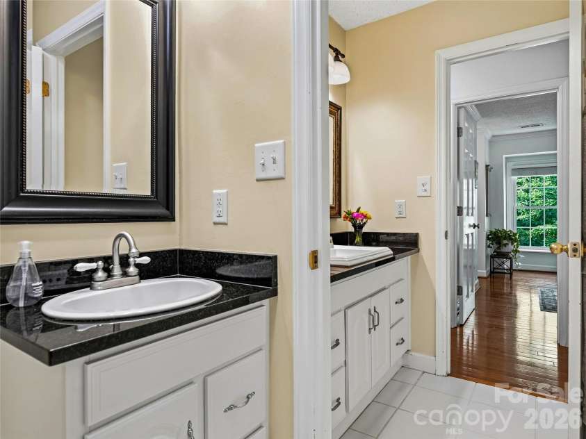 72 Brookwood Road, Asheville, NC 28804.  MLS# CAR4345217, YatesRealty ID 40411. 