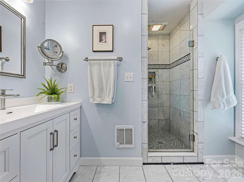 72 Brookwood Road, Asheville, NC 28804.  MLS# CAR4345217, YatesRealty ID 40411. 