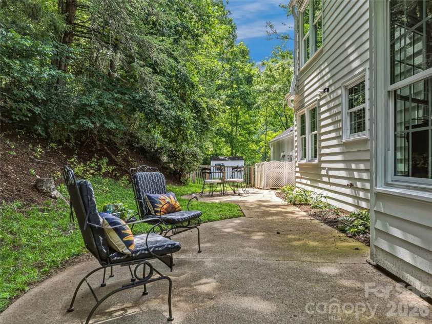 72 Brookwood Road, Asheville, NC 28804.  MLS# CAR4345217, YatesRealty ID 40411. 