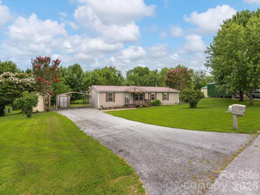 260 Divide Loop, Flat Rock, NC 28731.  MLS# CAR4394698, YatesRealty ID 40413. 
