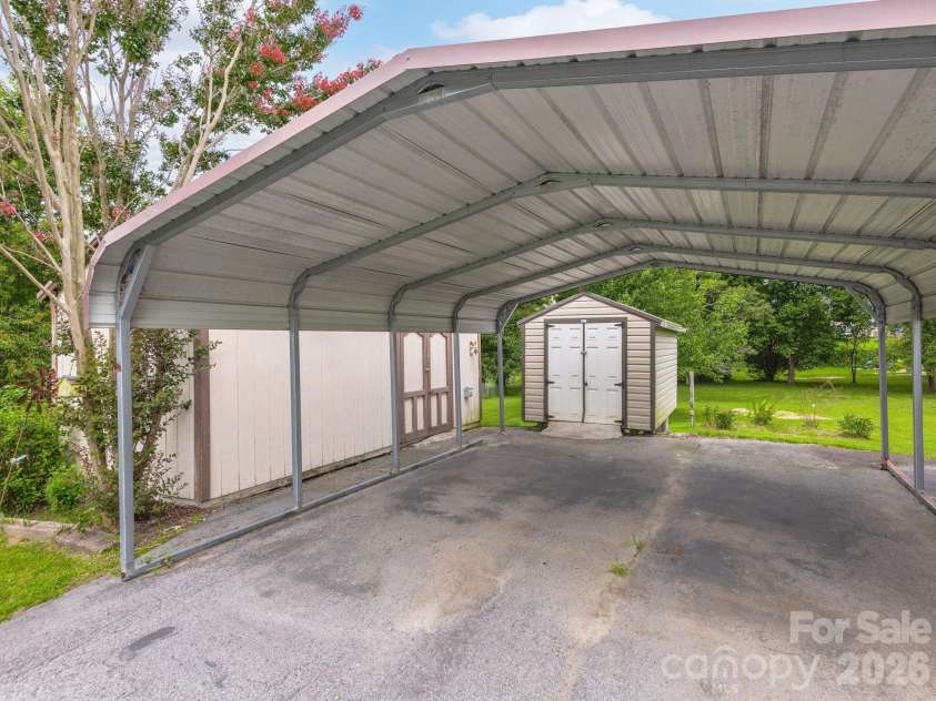 260 Divide Loop, Flat Rock, NC 28731.  MLS# CAR4394698, YatesRealty ID 40413. 