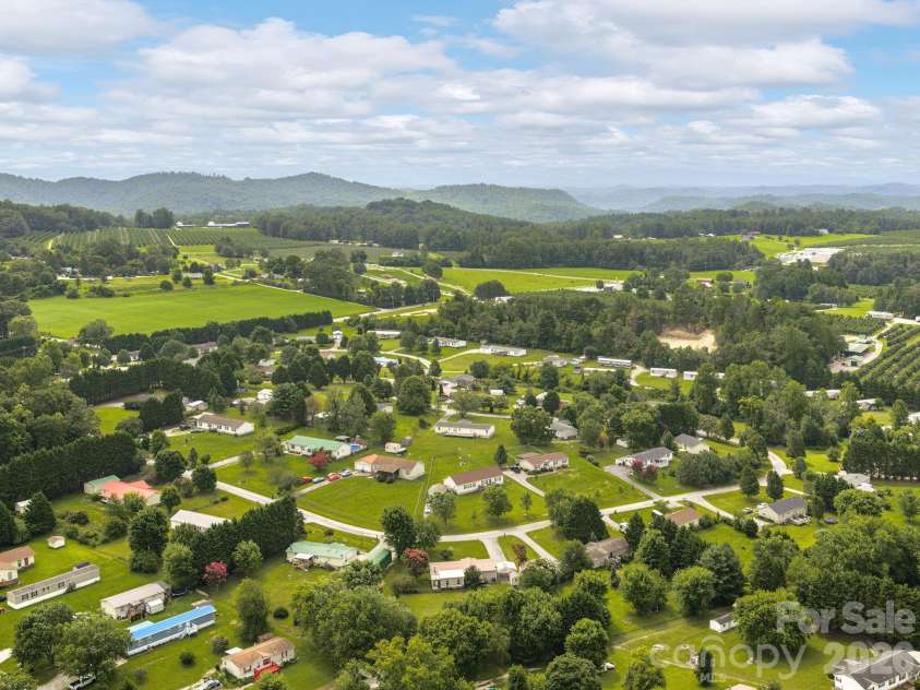 260 Divide Loop, Flat Rock, NC 28731.  MLS# CAR4394698, YatesRealty ID 40413. 