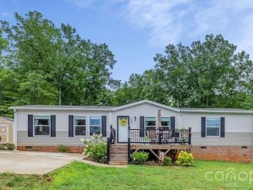 2689 Kite Drive, Lenoir, NC 28645.  MLS# CAR4406562, YatesRealty ID 40415. 