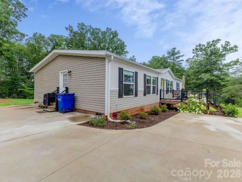 2689 Kite Drive, Lenoir, NC 28645.  MLS# CAR4406562, YatesRealty ID 40415. 