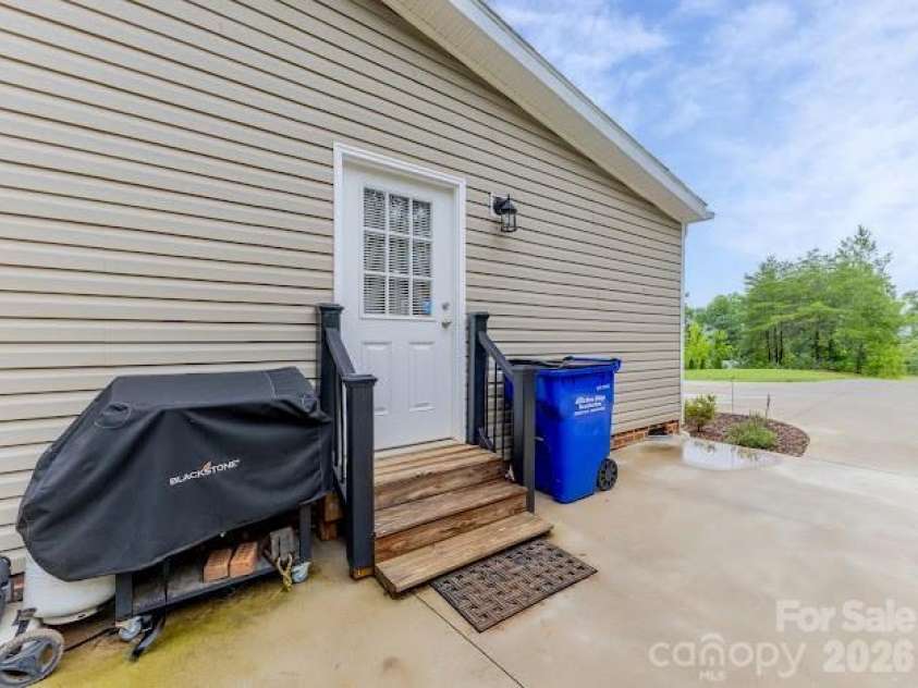 2689 Kite Drive, Lenoir, NC 28645.  MLS# CAR4406562, YatesRealty ID 40415. 