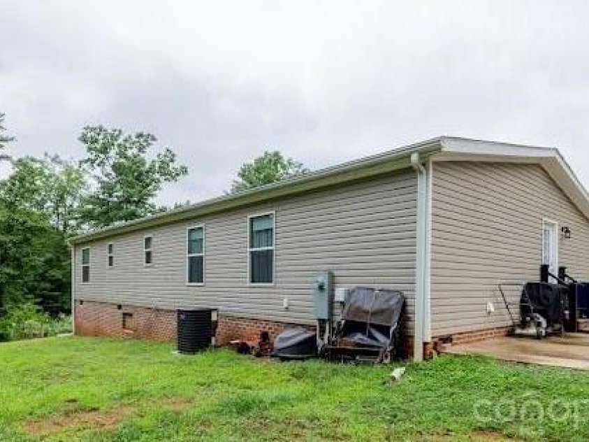2689 Kite Drive, Lenoir, NC 28645.  MLS# CAR4406562, YatesRealty ID 40415. 