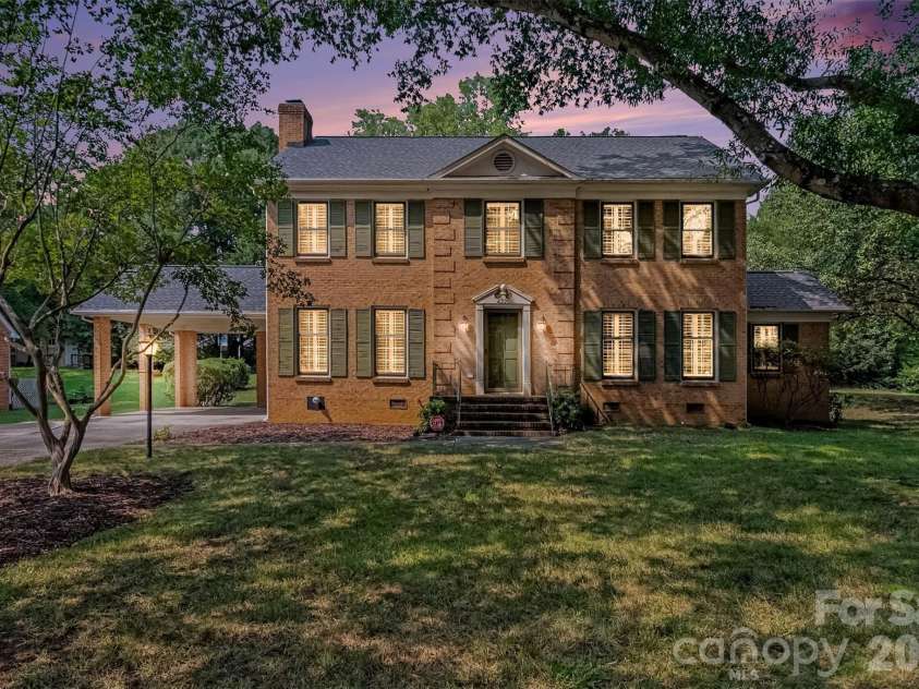 4221 Bridgewood Lane, Charlotte, NC 28226.  MLS# CAR4407961, YatesRealty ID 40420. 