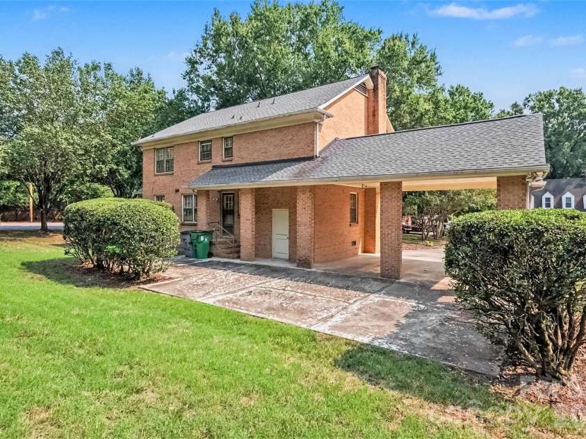 4221 Bridgewood Lane, Charlotte, NC 28226.  MLS# CAR4407961, YatesRealty ID 40420. 