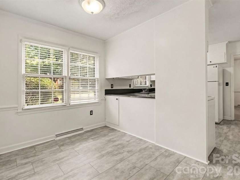 4221 Bridgewood Lane, Charlotte, NC 28226.  MLS# CAR4407961, YatesRealty ID 40420. Breakfast Nook