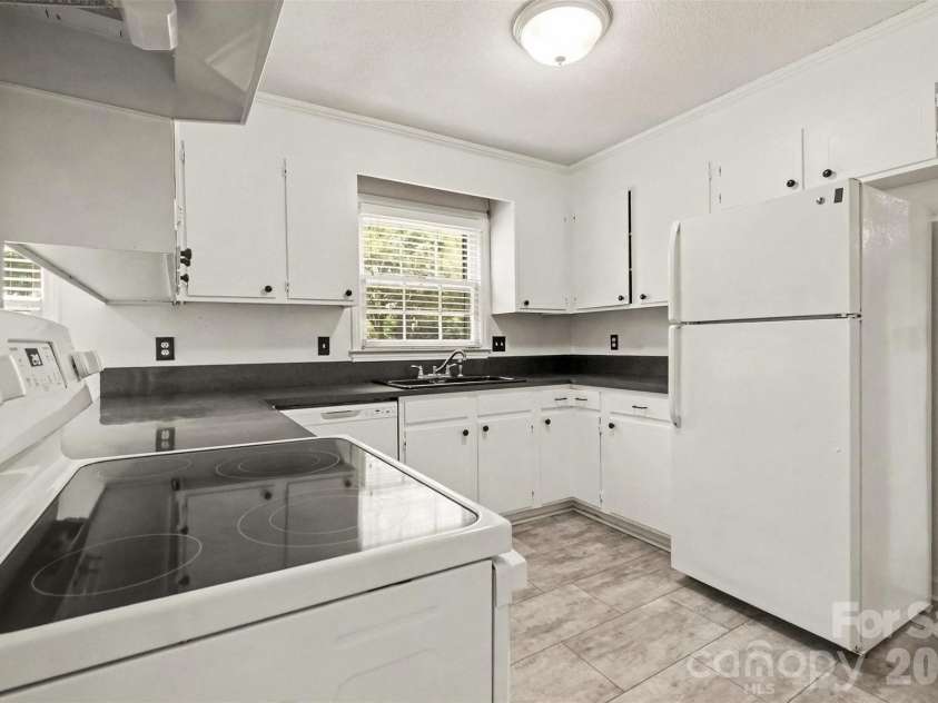 4221 Bridgewood Lane, Charlotte, NC 28226.  MLS# CAR4407961, YatesRealty ID 40420. Kitchen