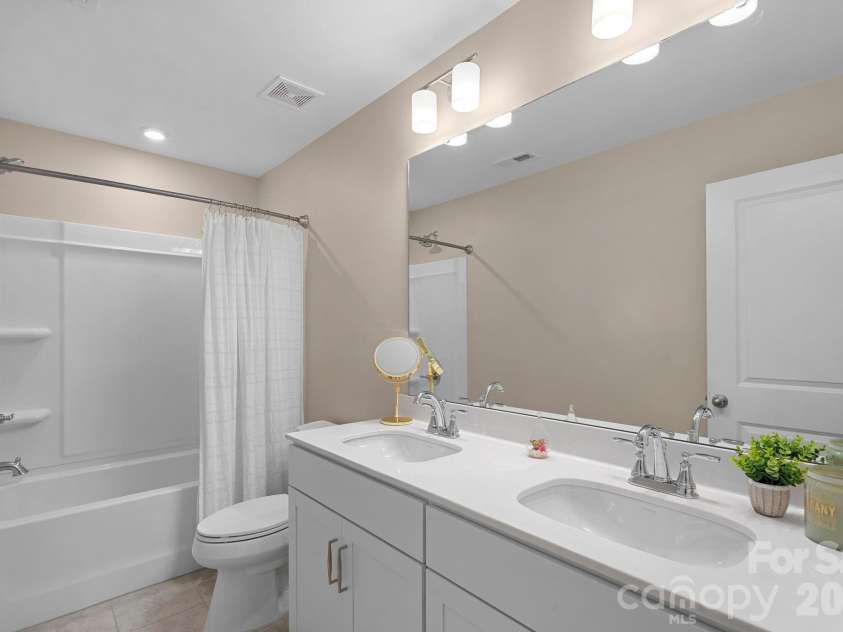 6608 Jepson Court, Charlotte, NC 28214.  MLS# CAR4404629, YatesRealty ID 40421. Primary Bathroom