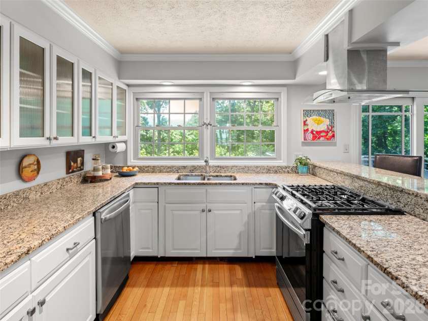 528 Griffing Boulevard, Asheville, NC 28804.  MLS# CAR4399452, YatesRealty ID 40425. 
