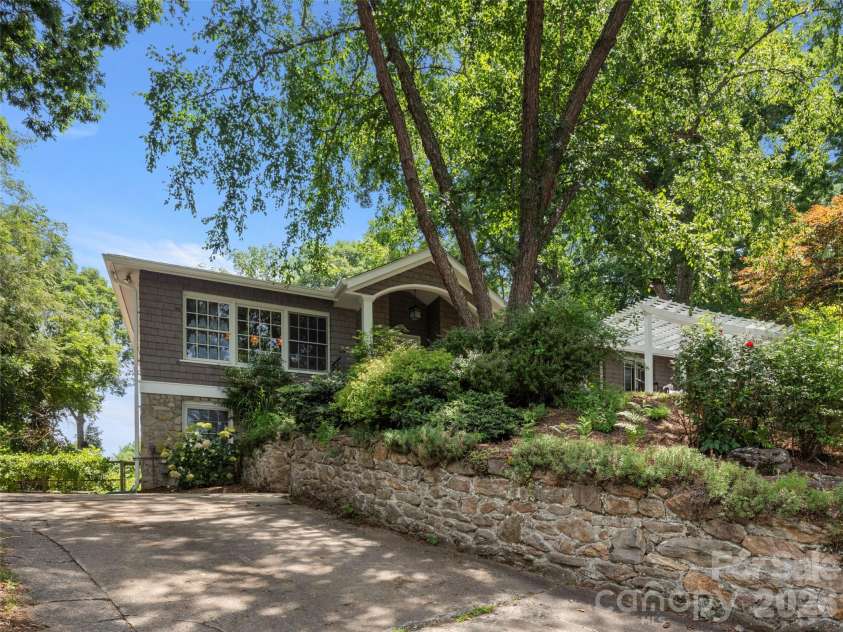 528 Griffing Boulevard, Asheville, NC 28804.  MLS# CAR4399452, YatesRealty ID 40425. 