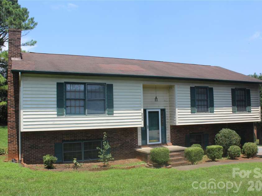 205 Inglewood Drive, Morganton, NC 28655.  MLS# CAR4408231, YatesRealty ID 40427. 