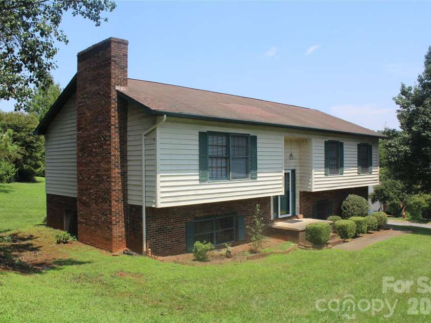 205 Inglewood Drive, Morganton, NC 28655.  MLS# CAR4408231, YatesRealty ID 40427. 