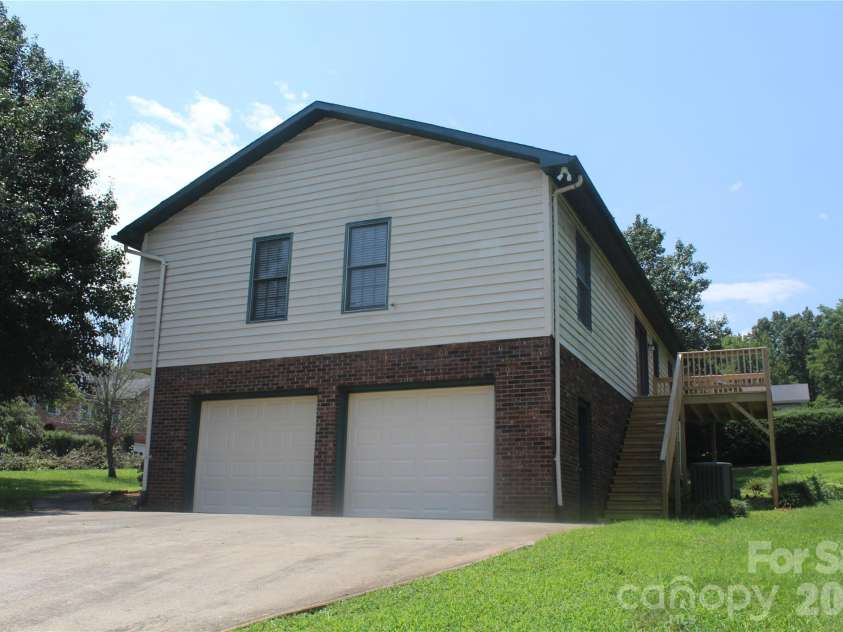 205 Inglewood Drive, Morganton, NC 28655.  MLS# CAR4408231, YatesRealty ID 40427. 