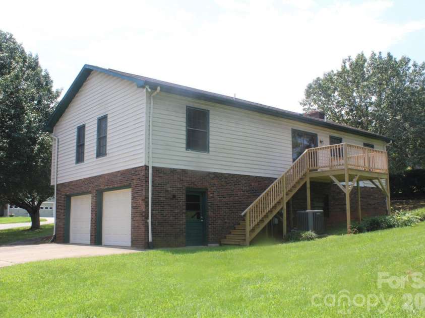 205 Inglewood Drive, Morganton, NC 28655.  MLS# CAR4408231, YatesRealty ID 40427. 