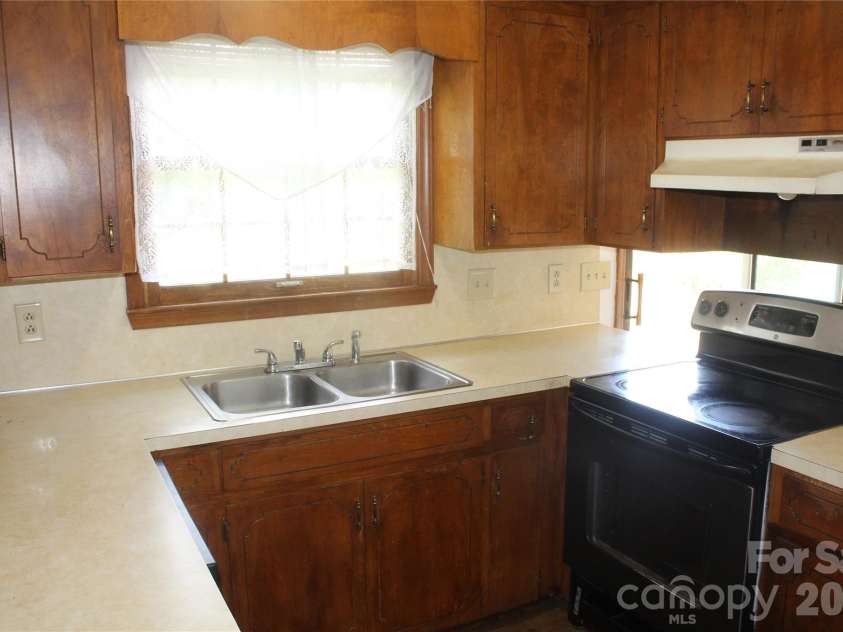 205 Inglewood Drive, Morganton, NC 28655.  MLS# CAR4408231, YatesRealty ID 40427. 