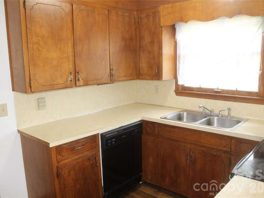 205 Inglewood Drive, Morganton, NC 28655.  MLS# CAR4408231, YatesRealty ID 40427. 
