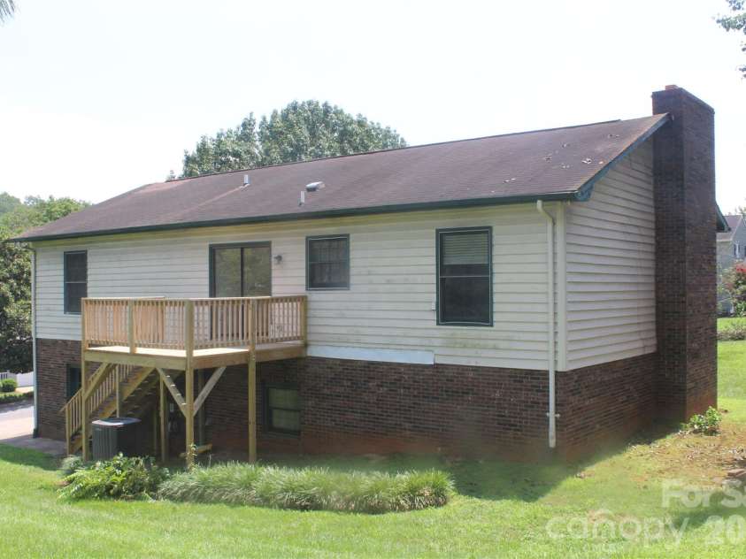 205 Inglewood Drive, Morganton, NC 28655.  MLS# CAR4408231, YatesRealty ID 40427. 