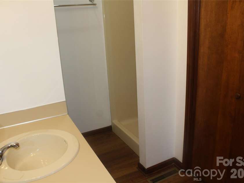205 Inglewood Drive, Morganton, NC 28655.  MLS# CAR4408231, YatesRealty ID 40427. Primary bath