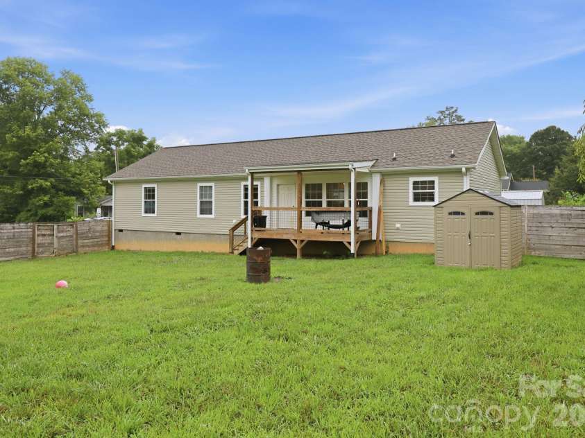 417 Glover Street, Hendersonville, NC 28792.  MLS# CAR4404033, YatesRealty ID 40430. 